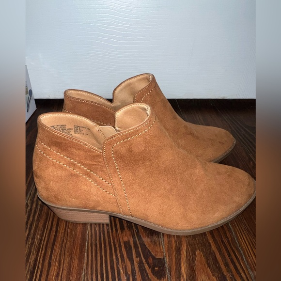 NEW Time & Tru size 9 Brown Suede Ankle Boots - Picture 4 of 5